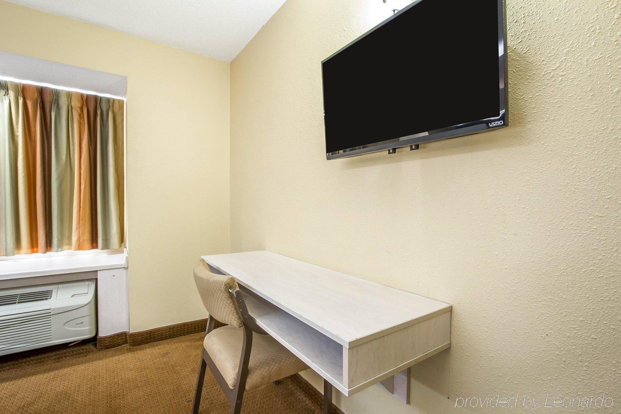 Motel 6-Mobile, Al Tillmans Corner Exterior photo